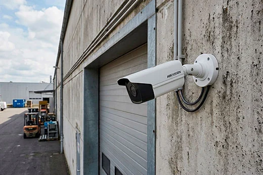 Cámaras de seguridad para empresas: sistema integrado con lectura de placas vehiculares
