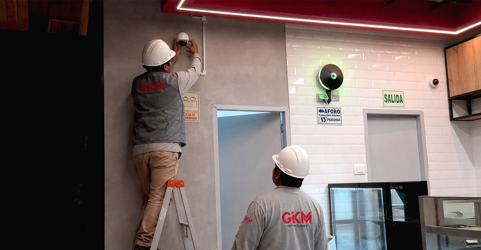 Técnico instalando cámara para cubrir zona de mermas